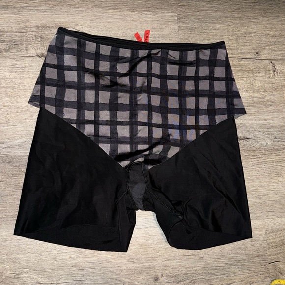 Spanx Slimplicity shaper short XL - black with grey print lining - Picture 5 of 12